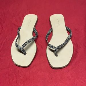 Flat cream and black Leopard strap thong sandal